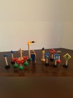 Vtg Thomas/Brio TrainSignals, StreetLights Signs, Conductor ThomasWoodenRailway.